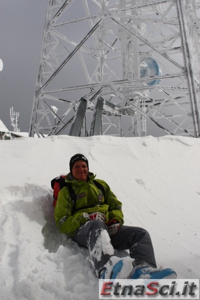 skialp_nebrodi_ (23).JPG - Ore 12:30 - Siamo arrivati in cima al Monte Soro. è possibile notare un muro di un paio di metri di neve